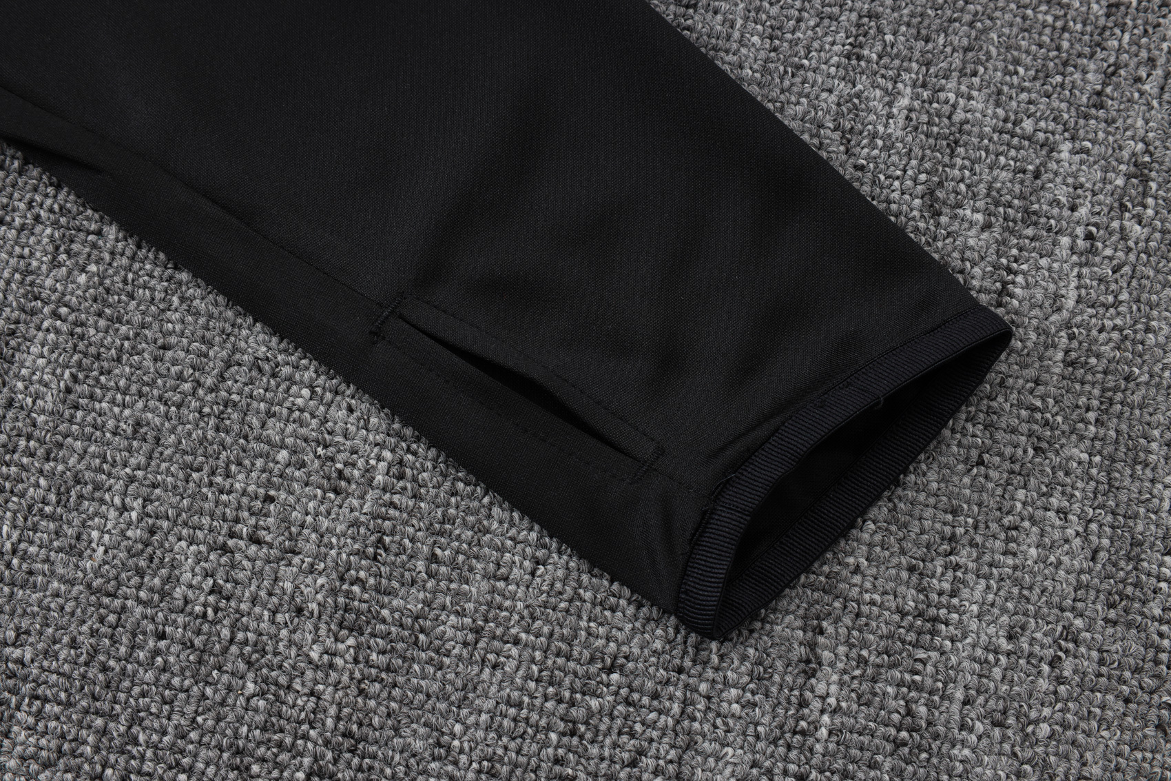 Manchester United Training Kit (Sweatshirt+Pants) Black 2025/26 - Image 4